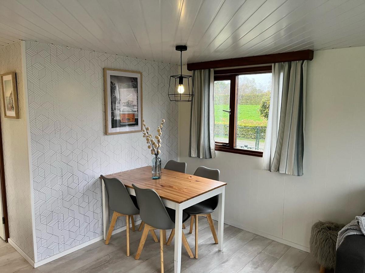 Vrijstaand Chalet Met Veel Buitenruimte En Veranda Zuid-Scharwoude Eksteriør billede