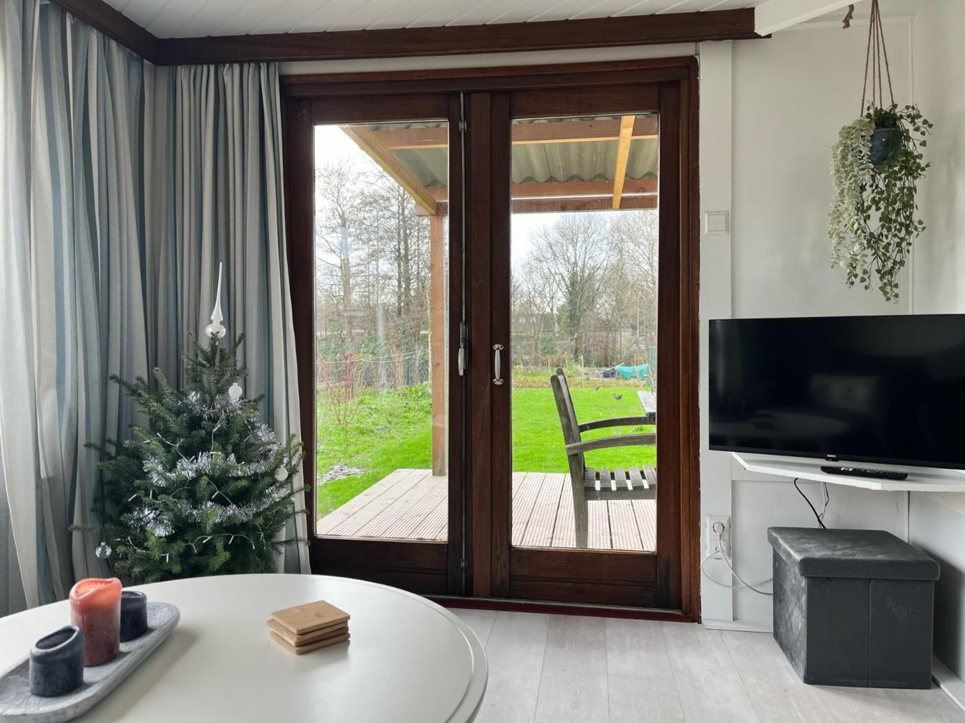 Vrijstaand Chalet Met Veel Buitenruimte En Veranda Zuid-Scharwoude Eksteriør billede