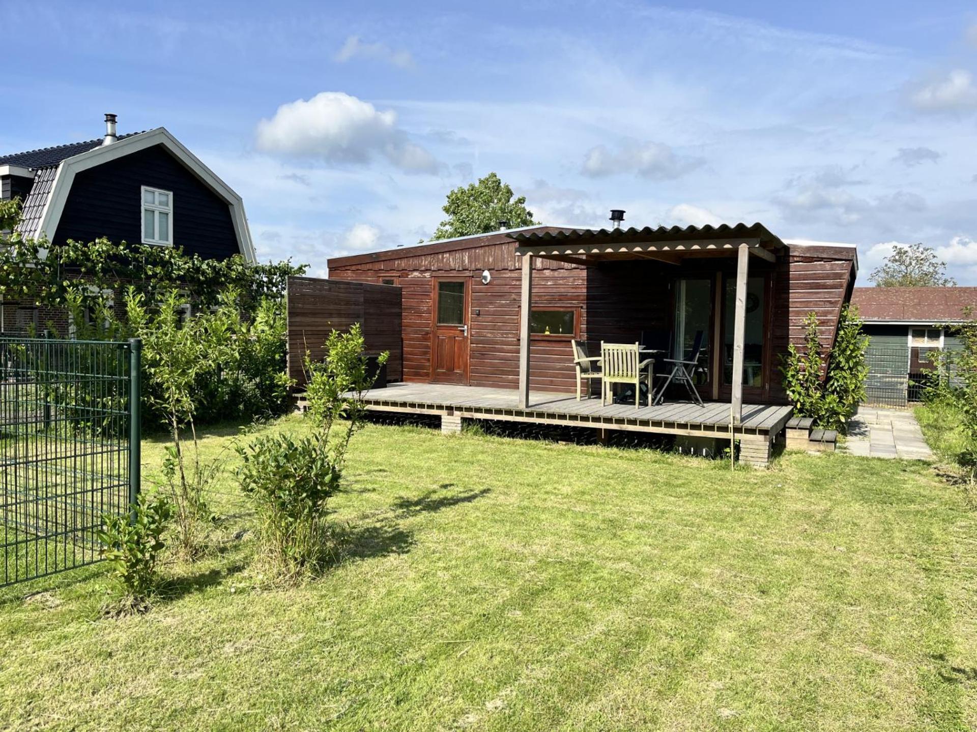 Vrijstaand Chalet Met Veel Buitenruimte En Veranda Zuid-Scharwoude Eksteriør billede