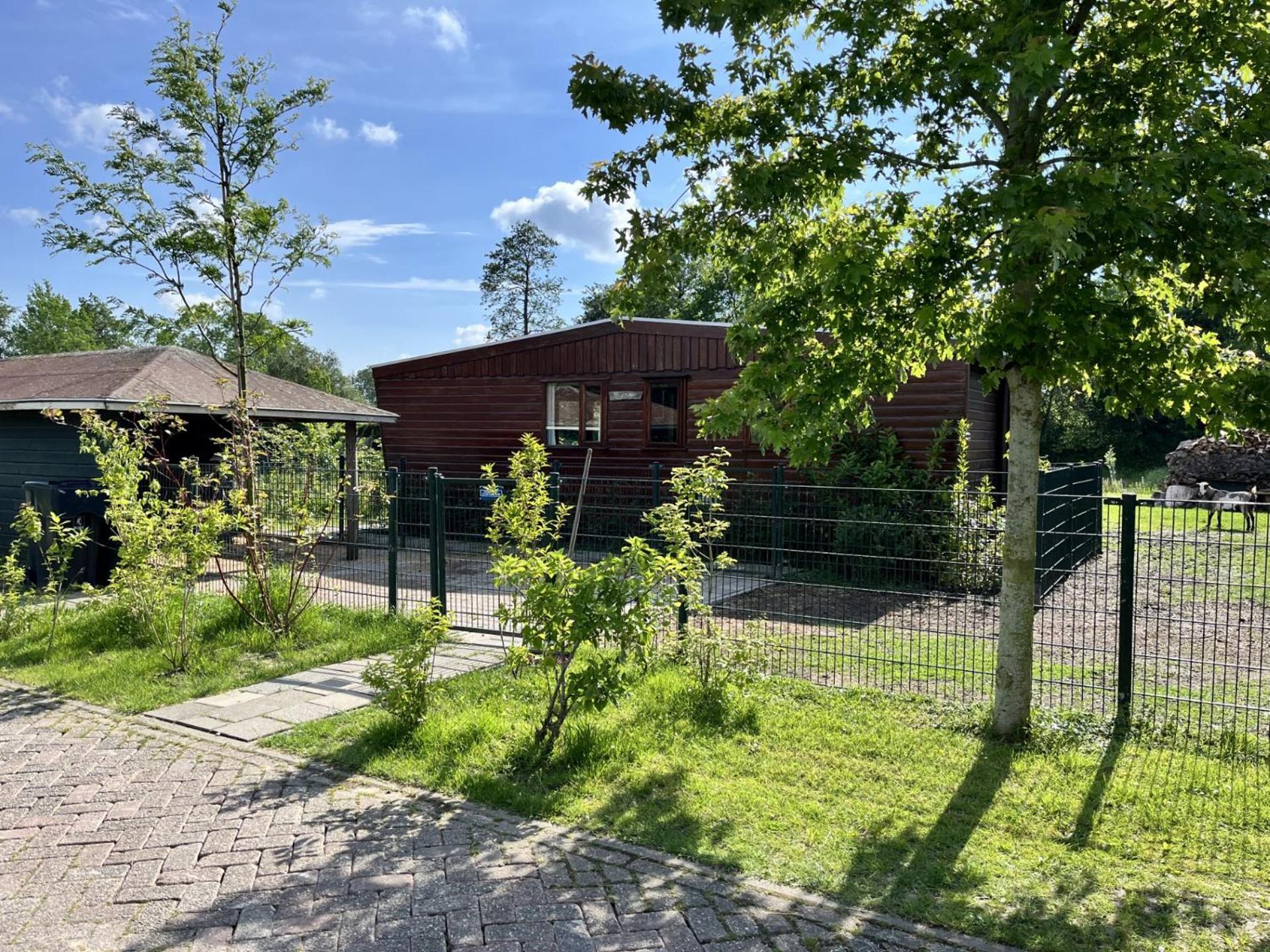 Vrijstaand Chalet Met Veel Buitenruimte En Veranda Zuid-Scharwoude Eksteriør billede